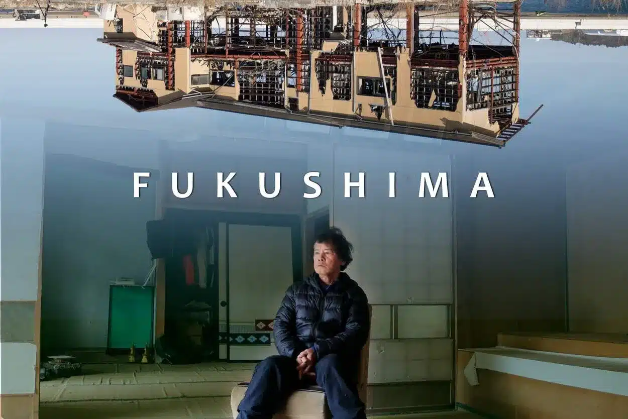ExperiPortada de la experiencia inmersiva Fukushima VR de Onirica VR con una persona sentada en un edificio abandonado